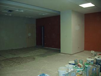 L'interieur de la nouvelle salle pendant la pose de peinture.