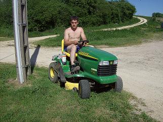Avec habilit Sbastien conduit son tracteur tondeuse.